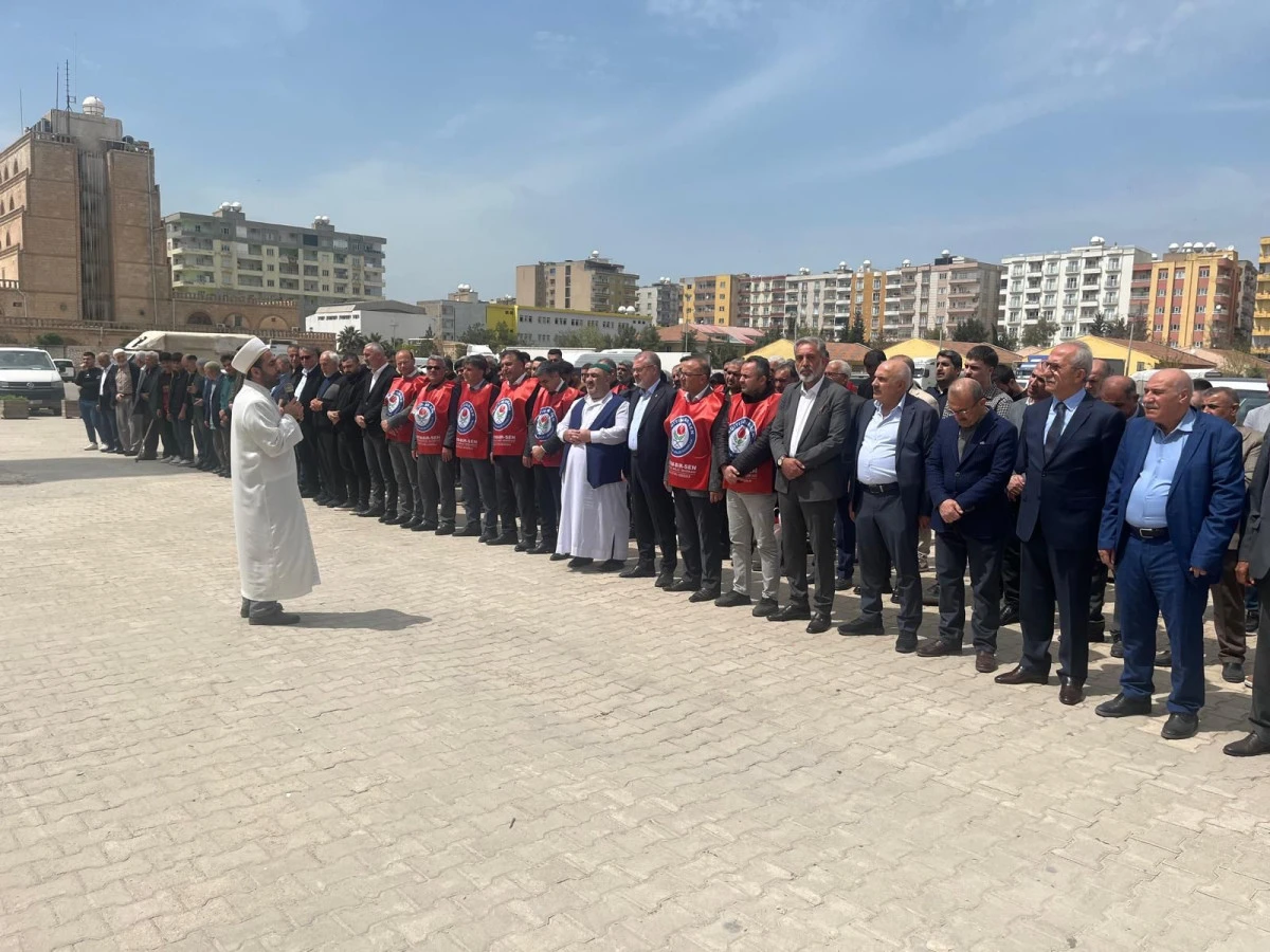 Kızıltepe'de Eğitim Bir-Sen'den hayatını kaybedenler i&ccedil;in gıyabi cenaze namazı kıldı