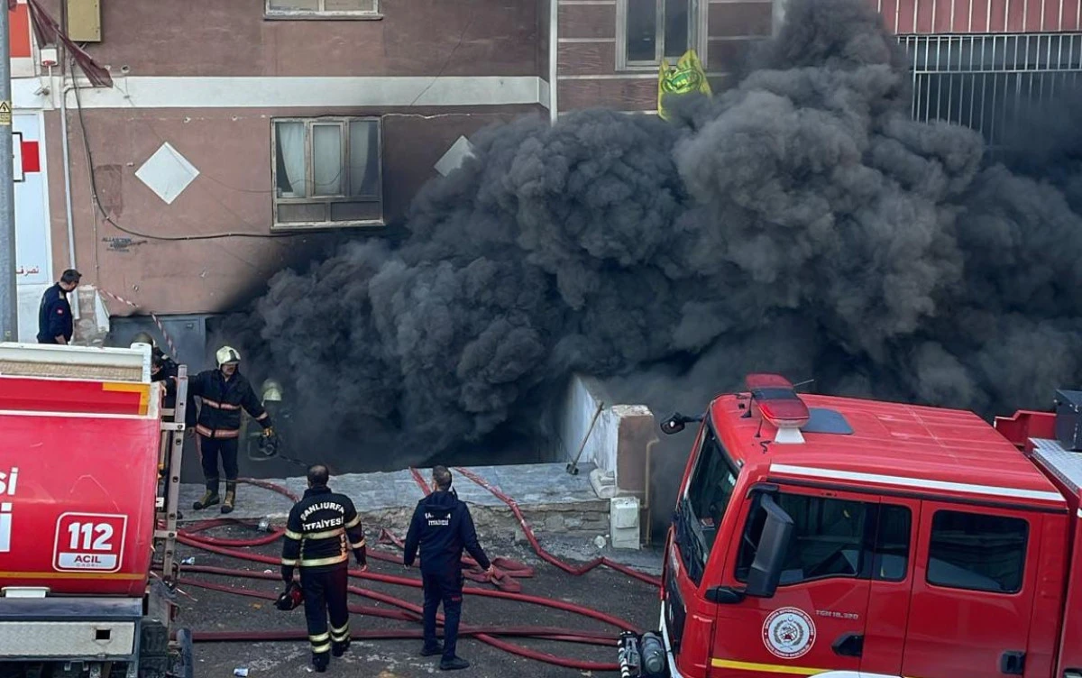 Koltuk ve yatak &uuml;retimi yapılan at&ouml;lyede korkutan yangın
