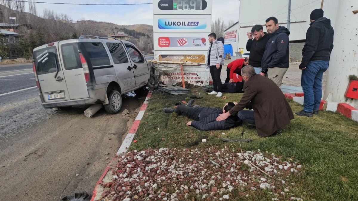 Kontrolden &ccedil;ıkan hafif ticari ara&ccedil; akaryakıt istasyonuna daldı