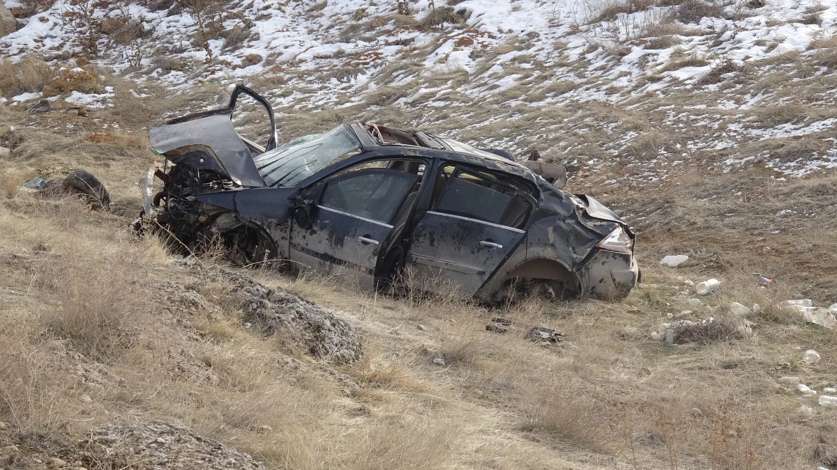 Lastiği patlayan otomobil şarampole u&ccedil;tu