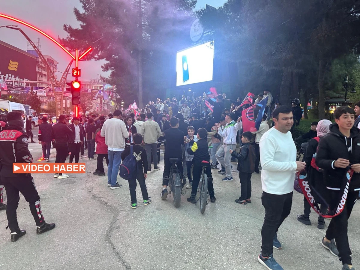 MARDİN 1969 SPOR FİNALDE: Taraftar &ccedil;oşkuyla kutluyor
