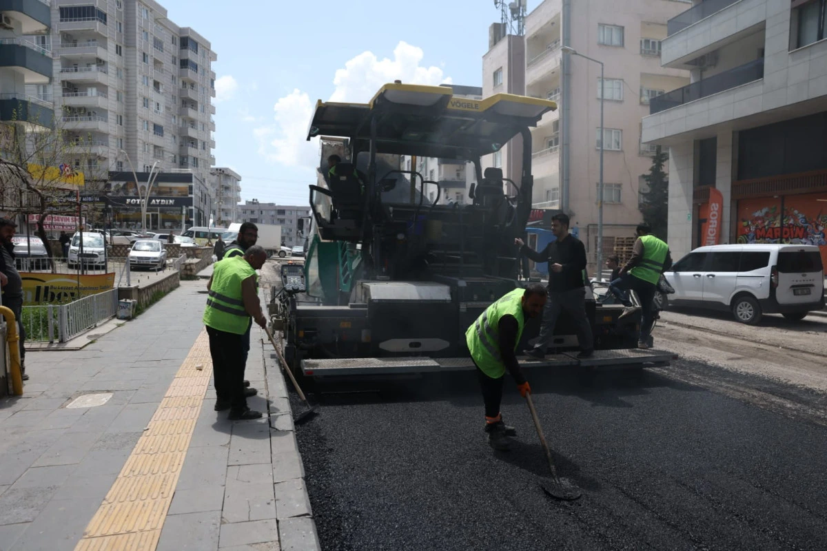Mardin B&uuml;y&uuml;kşehir Belediyesi, Asfalt ve Yol Yenileme Seferberliği Başlattı