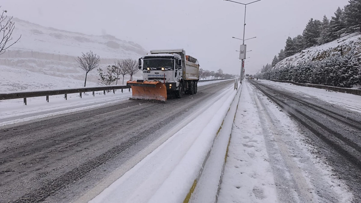 Mardin B&uuml;y&uuml;kşehir Belediyesi Karla M&uuml;cadele &Ccedil;alışmalarını Aralıksız S&uuml;rd&uuml;r&uuml;yor