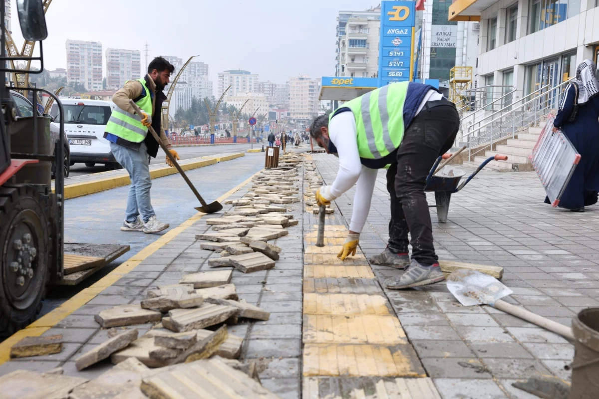 Mardin Büyükşehir Belediyesi şehirdeki engelli yollarını yeniliyor