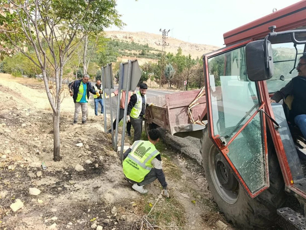 Mardin B&uuml;y&uuml;kşehir Belediyesi&rsquo;nden Artuklu-Nusaybin Karayolunda Temizlik ve &Ccedil;evre D&uuml;zenlemesi