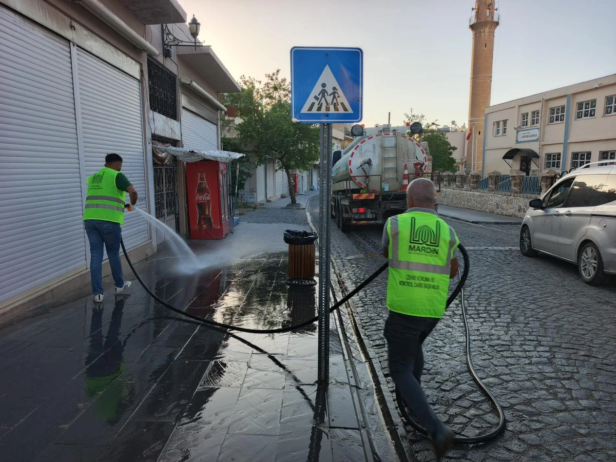 Mardin Büyükşehir Belediyesi’nden Bayram Öncesi Tarihi Caddeye Temizlik Mesaisi
