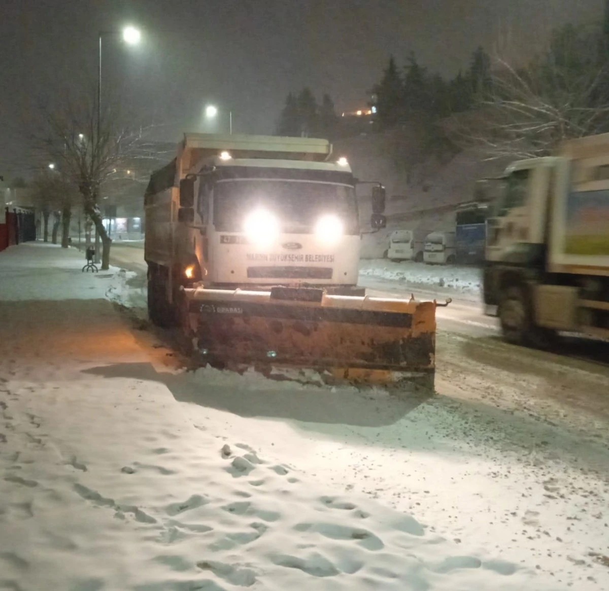Mardin B&uuml;y&uuml;kşehir Belediyesinden gece boyu karla m&uuml;cadele