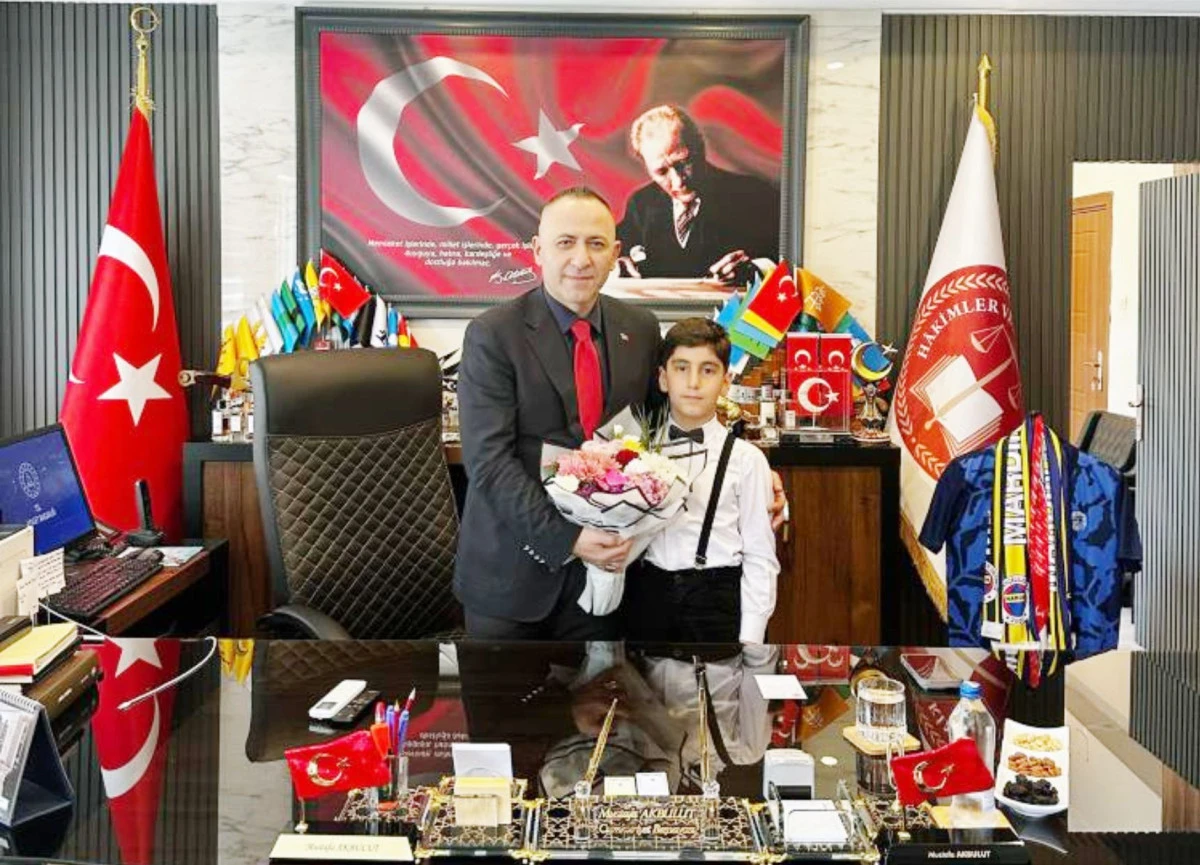 Mardin Cumhuriyet Başsavcısı Akbulut makamını 23 Nisan i&ccedil;in &ouml;ğrenciye emanet etti