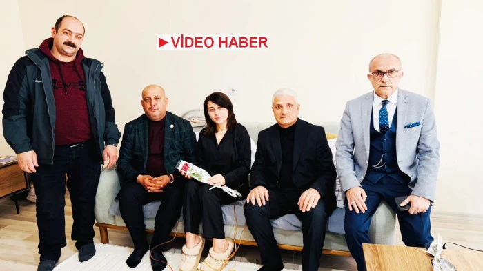 Mardin Engelliler Derneği 8 Mart Kadınlar G&uuml;n&uuml;&rsquo;nde &Ccedil;i&ccedil;ek Dağıttı