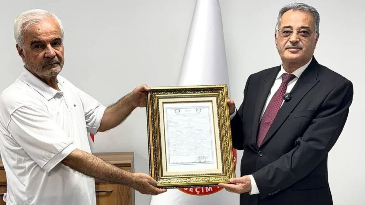 Mardin Esnaf ve Sanatkarlar Odaları Birliği başkanı &Ouml;ztap mazbatasını aldı