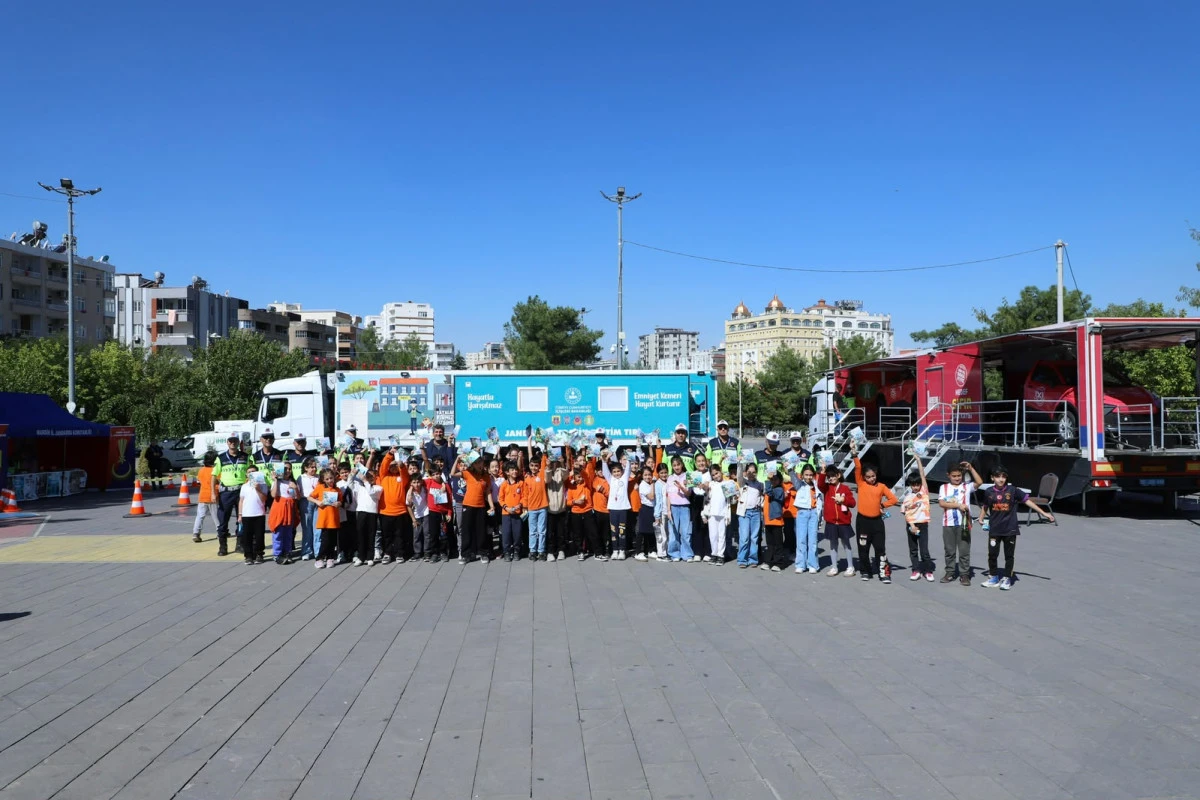 Mardin Jandarmasından Miniklere Hayati Ders: Trafik Eğitimi Tırı &Ccedil;ocuklarla Buluştu
