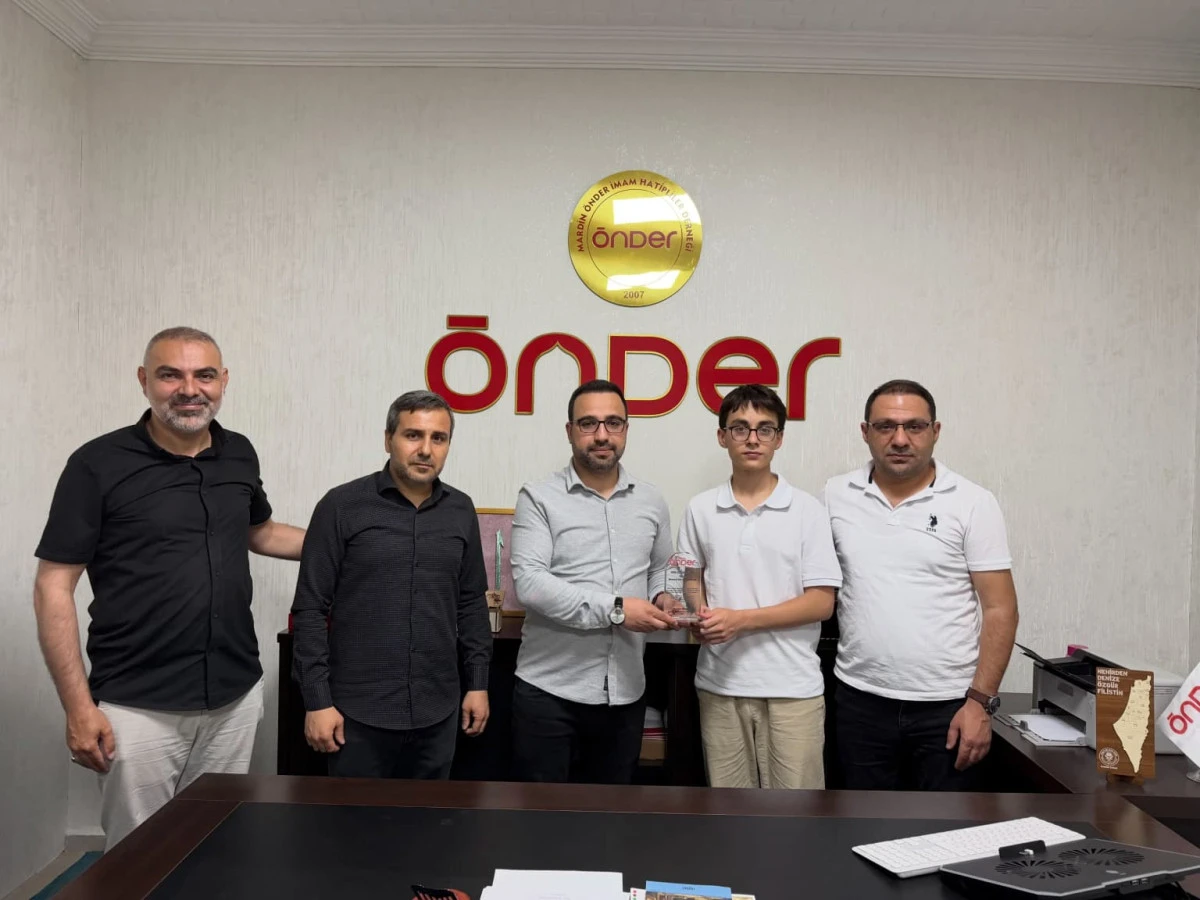 Mardin &Ouml;nder Derneği LGS T&uuml;rkiye Birincisi Mehmet Efe Arslanhan'ı Ağırladı