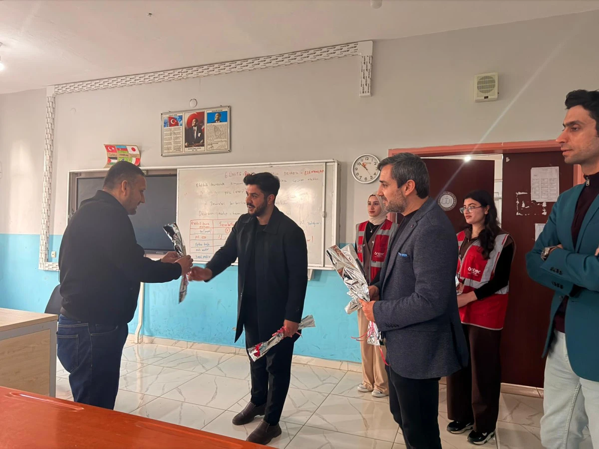 Mardin &Ouml;nder'den &Ouml;ğretmenlere Karanfil Takdimi