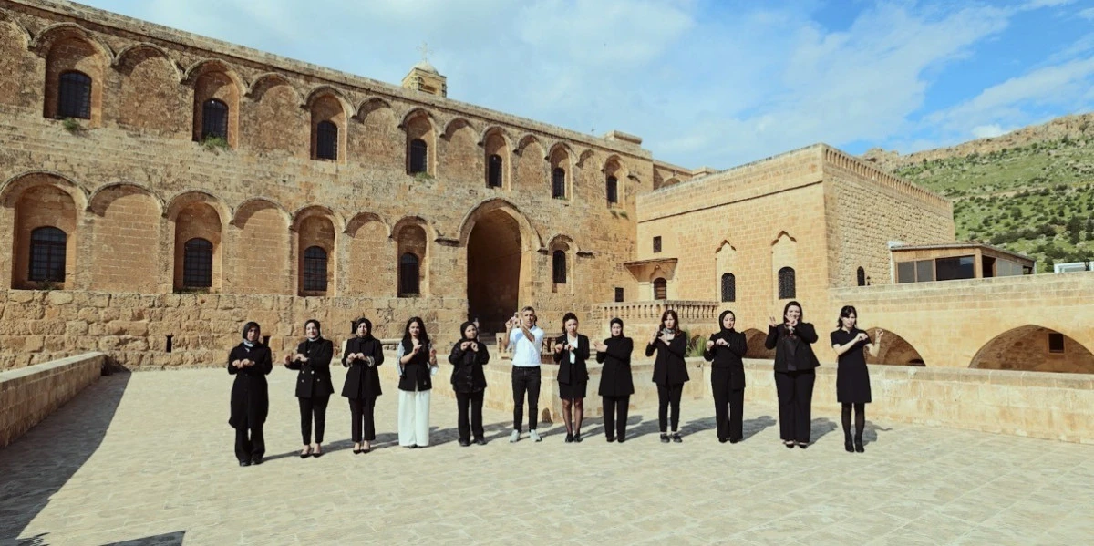 Mardin t&uuml;rk&uuml;s&uuml;n&uuml; işitme engelliler i&ccedil;in işaret diliyle s&ouml;ylediler