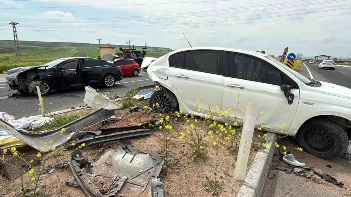 Mardin yolunda iki otomobil &ccedil;arpıştı