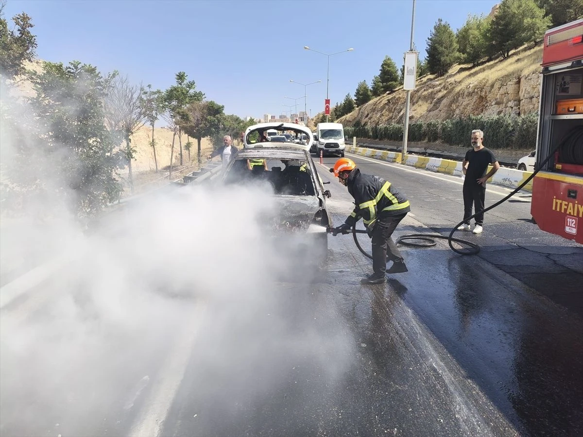 Mardin yolunda seyir halindeki ara&ccedil; k&uuml;le d&ouml;nd&uuml;
