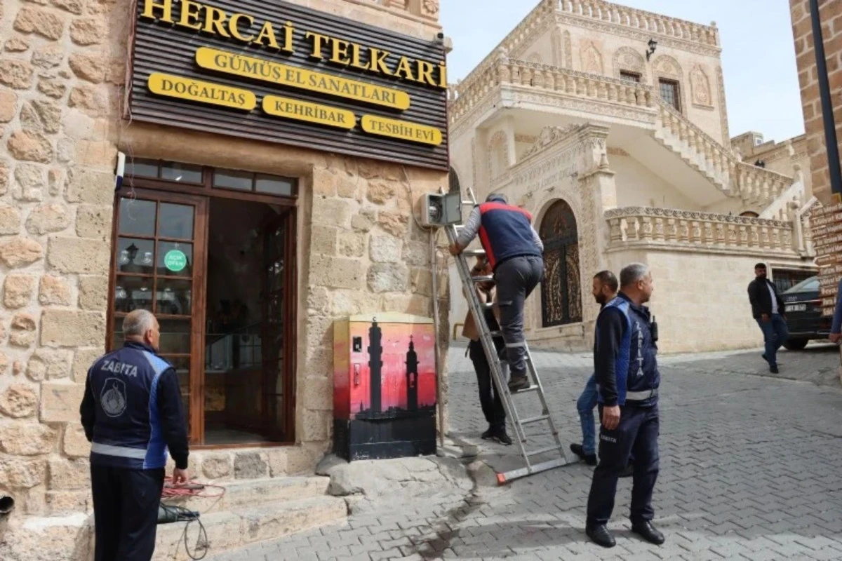Mardin’de 1. Cadde’de Tarihi Dokuya Aykırı Uygulamalar Kaldırılıyor