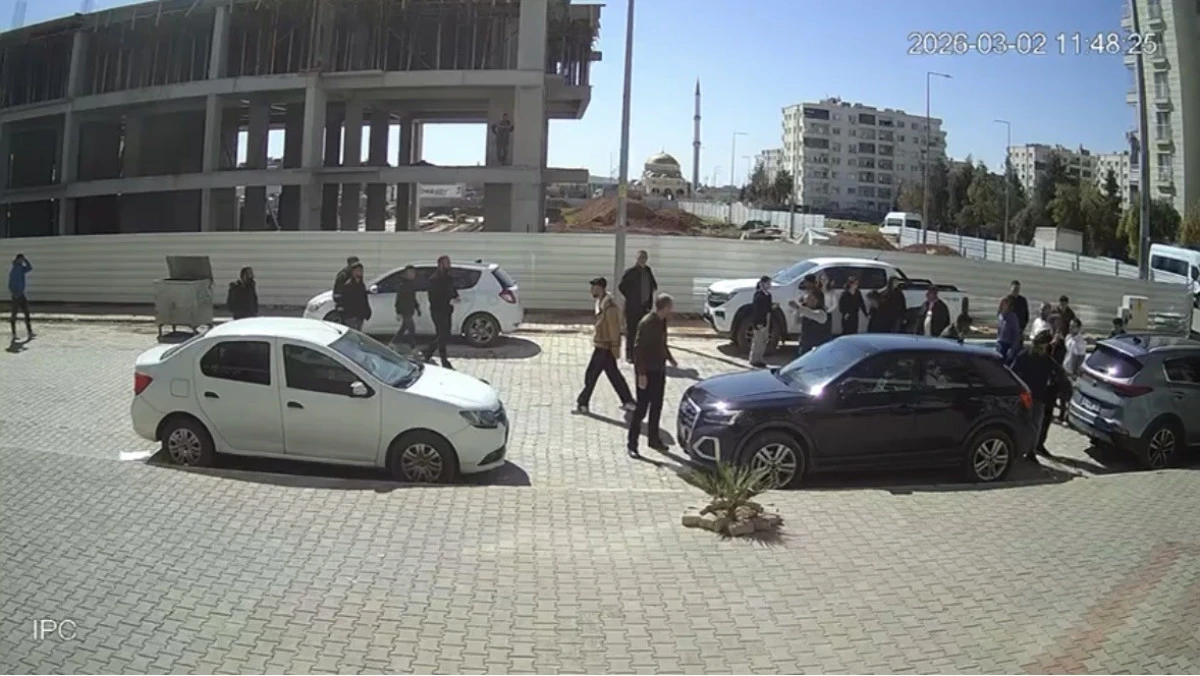 Mardin'de 2 kişinin yaralandığı kavganın g&ouml;r&uuml;nt&uuml;leri ortaya &ccedil;ıktı