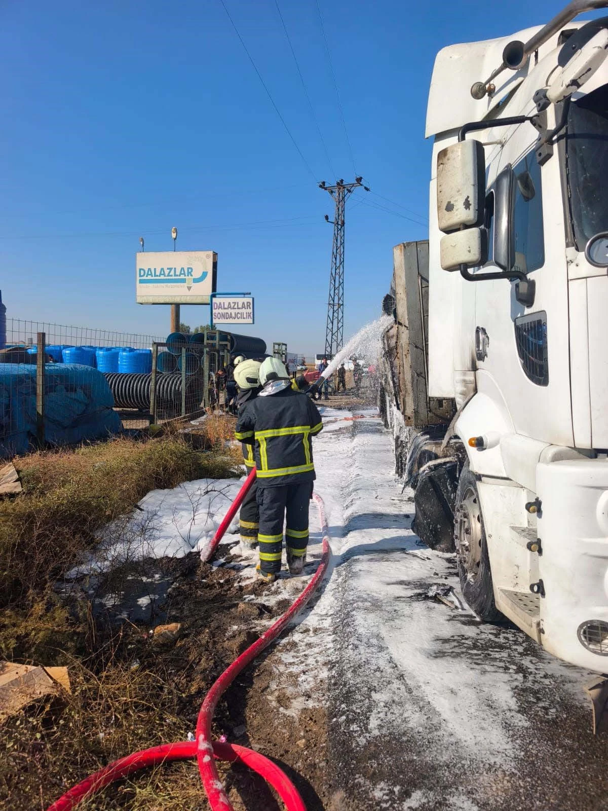 Mardin'de 2 tır ile SUV tipi aracın çarpıştığı kaza sonrası alev alan tır söndürüldü
