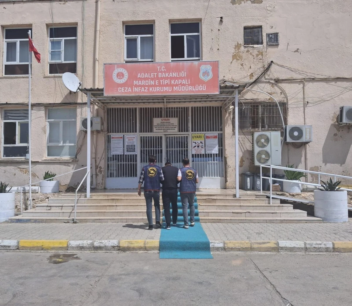 Mardin&rsquo;de 50 yıl cezası bulunan 2 firari yakalandı