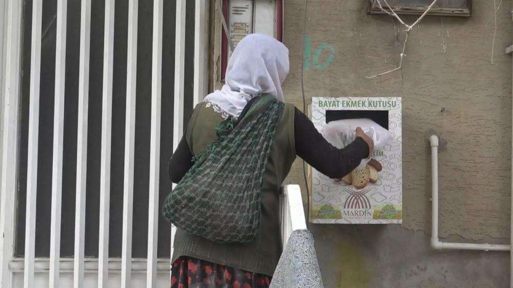 Mardin'de 'bayat ekmek kutusu'na bırakılan ekmekler değerlendirilerek israf önleniyor