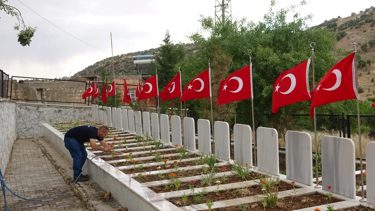 Mardin'de bayram öncesi şehit kabirlerine bakım yapıldı