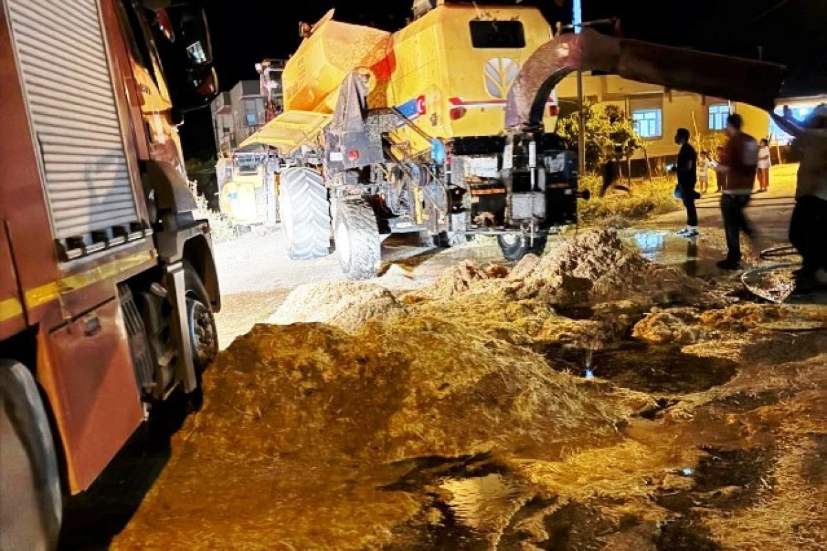 Mardin&rsquo;de bi&ccedil;erd&ouml;verden &ccedil;ıkan kıvılcımların yol a&ccedil;tığı yangında 4 ton saman zarar g&ouml;rd&uuml;