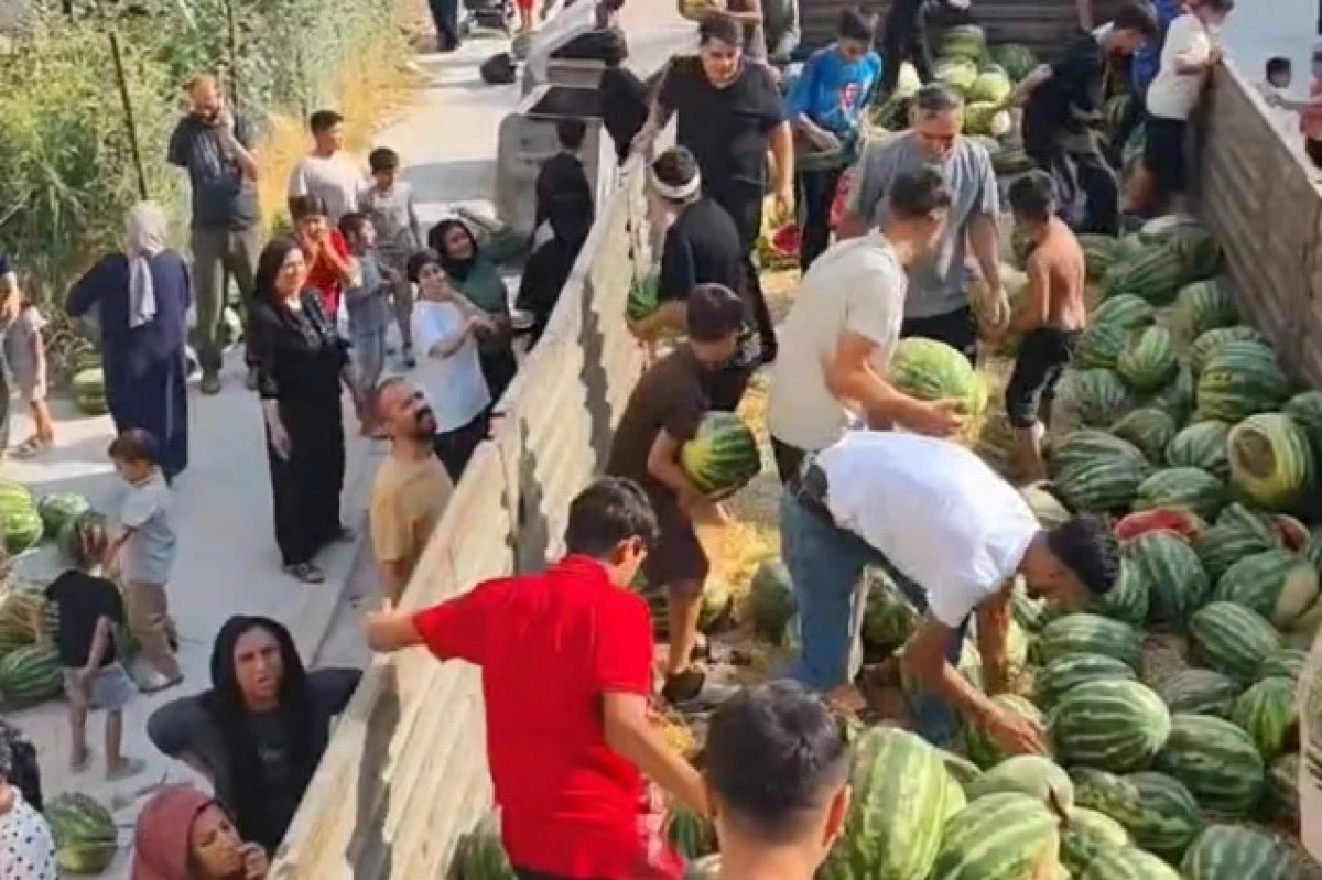 Mardin&rsquo;de bir hayırsever tır dolusu karpuzu mahalleliye dağıttı