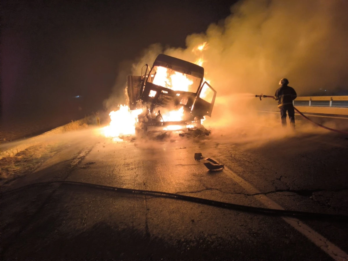 Mardin'de çarpışan iki tırdan biri yandı