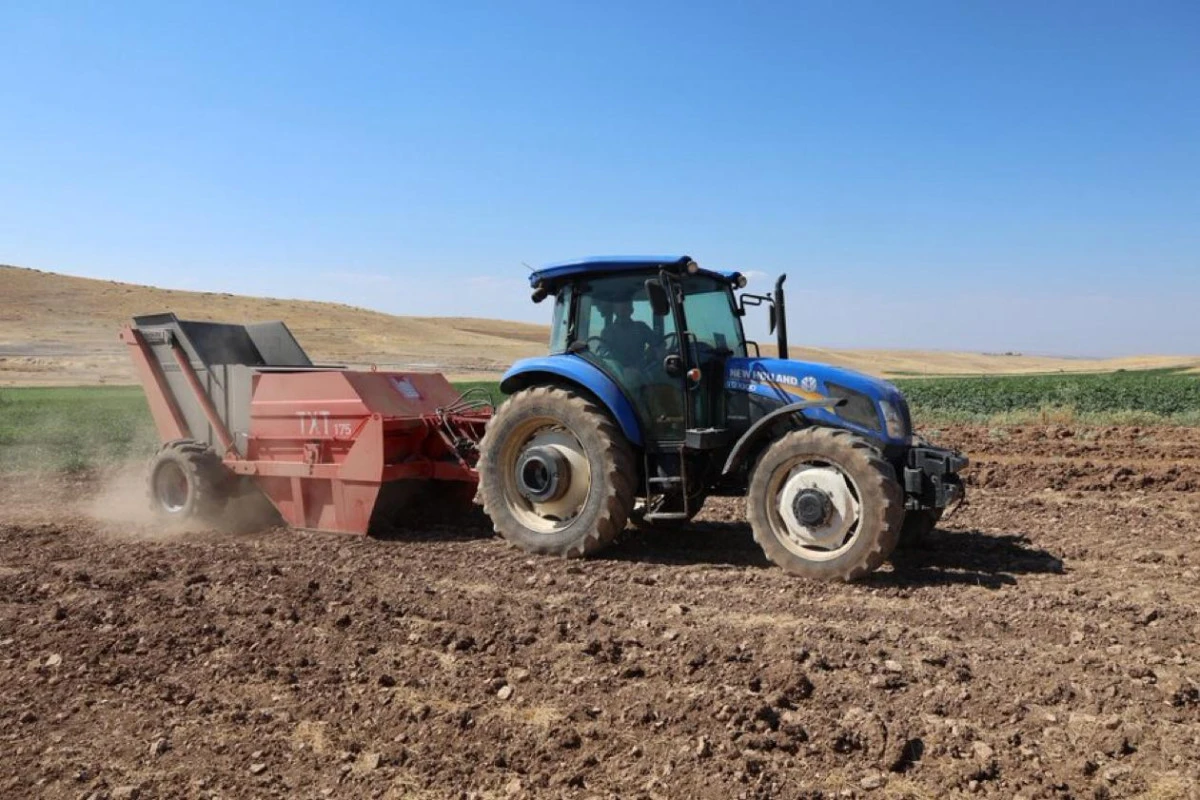 Mardin&rsquo;de &Ccedil;ift&ccedil;iye &Uuml;cretsiz Taş Toplama Desteği