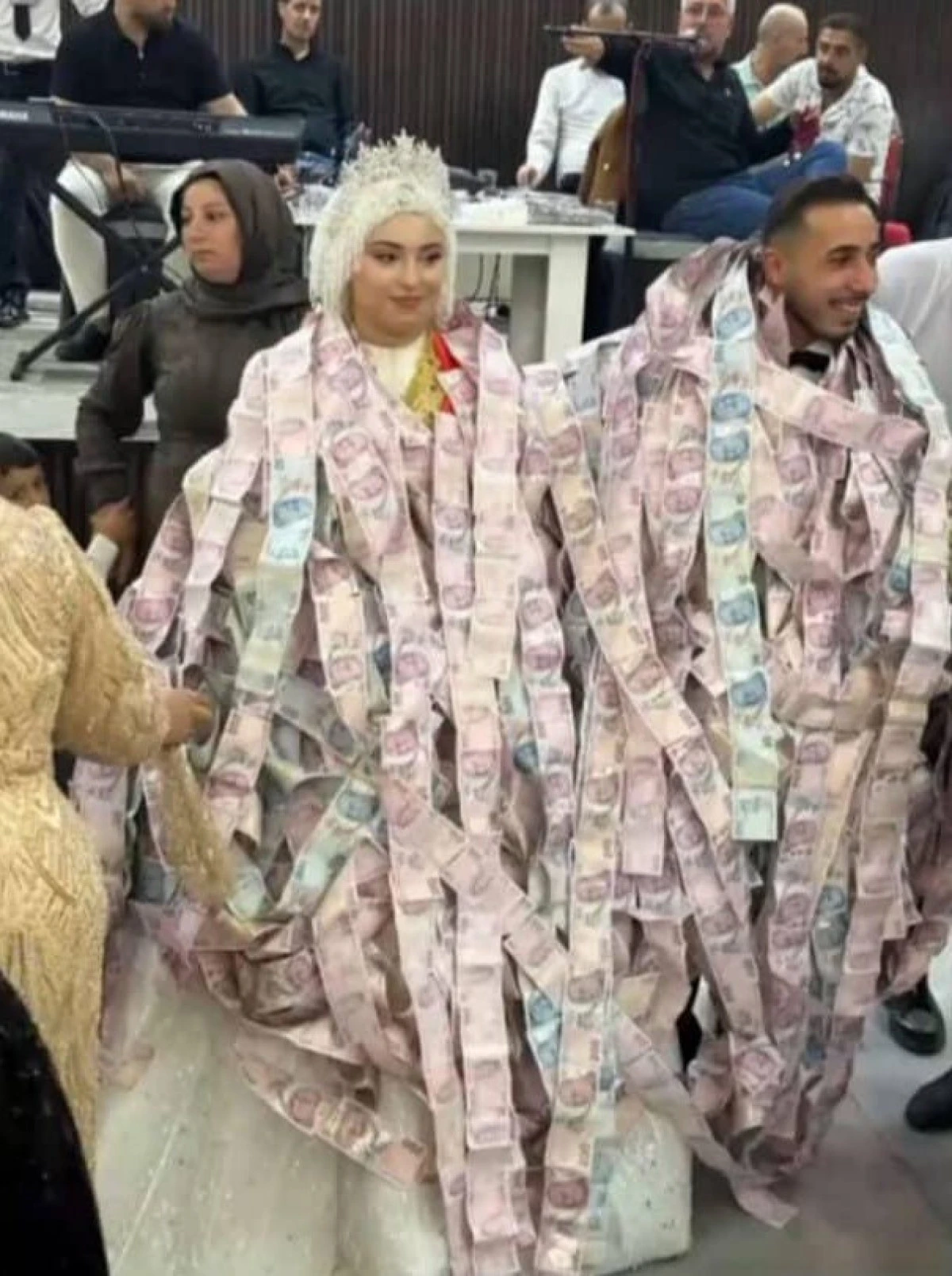 Mardin'de damada 200 liralık banknotlardan oluşan yelek giydirildi