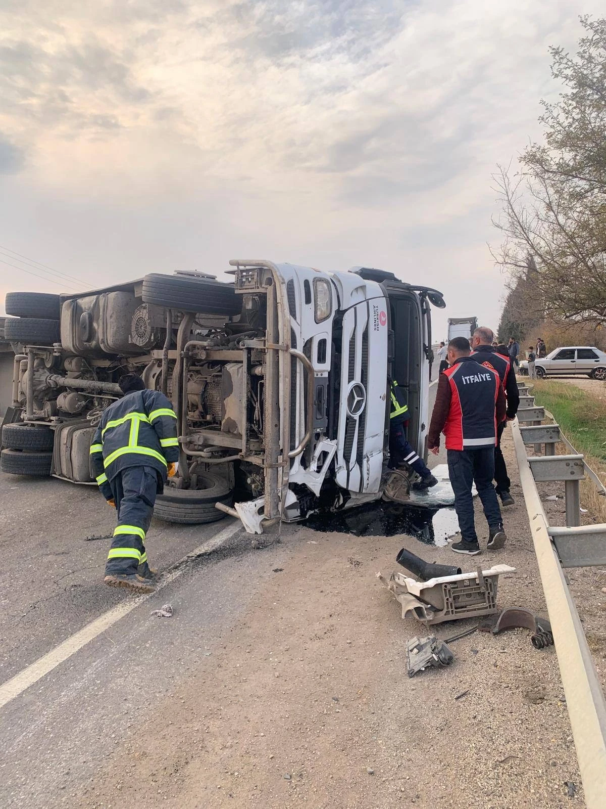 Mardin'de devrilen akaryakıt yüklü tırın sürücüsü yaralandı