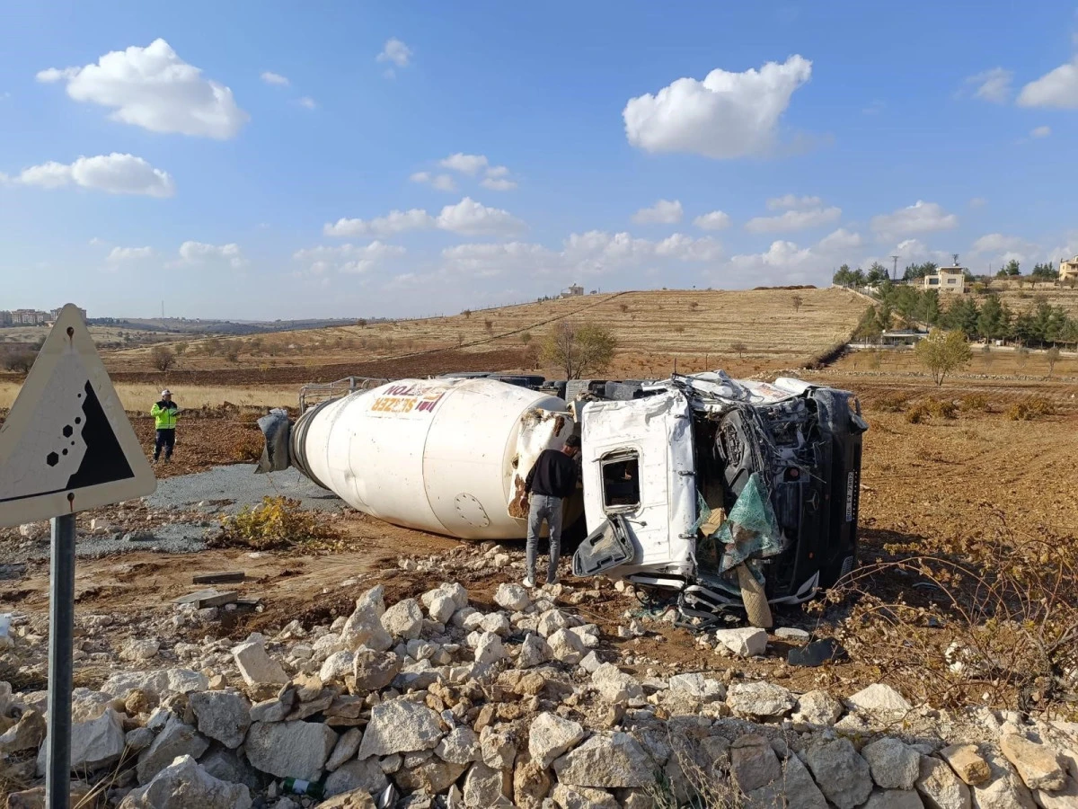 Mardin'de devrilen beton mikserinin sürücüsü yaralandı