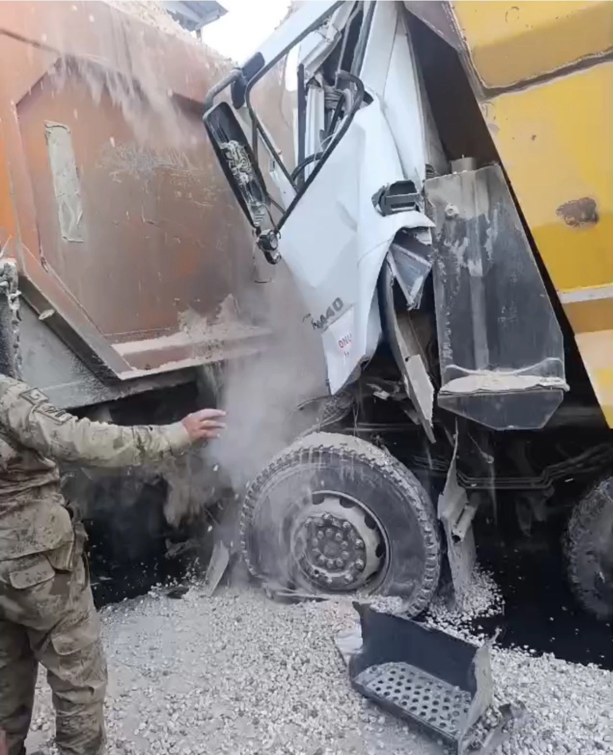 Mardin'de freni patlayan kamyon, hafriyat kamyonuna çarptı: 1 ölü