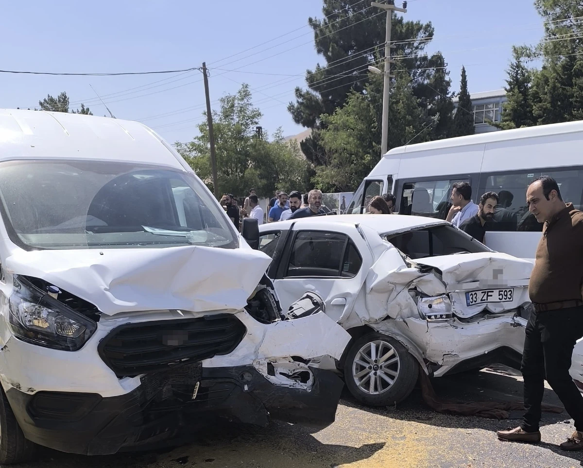 Mardin'de freni patlayan tır, ışıkta bekleyen araçlara çarptı: 7 yaralı