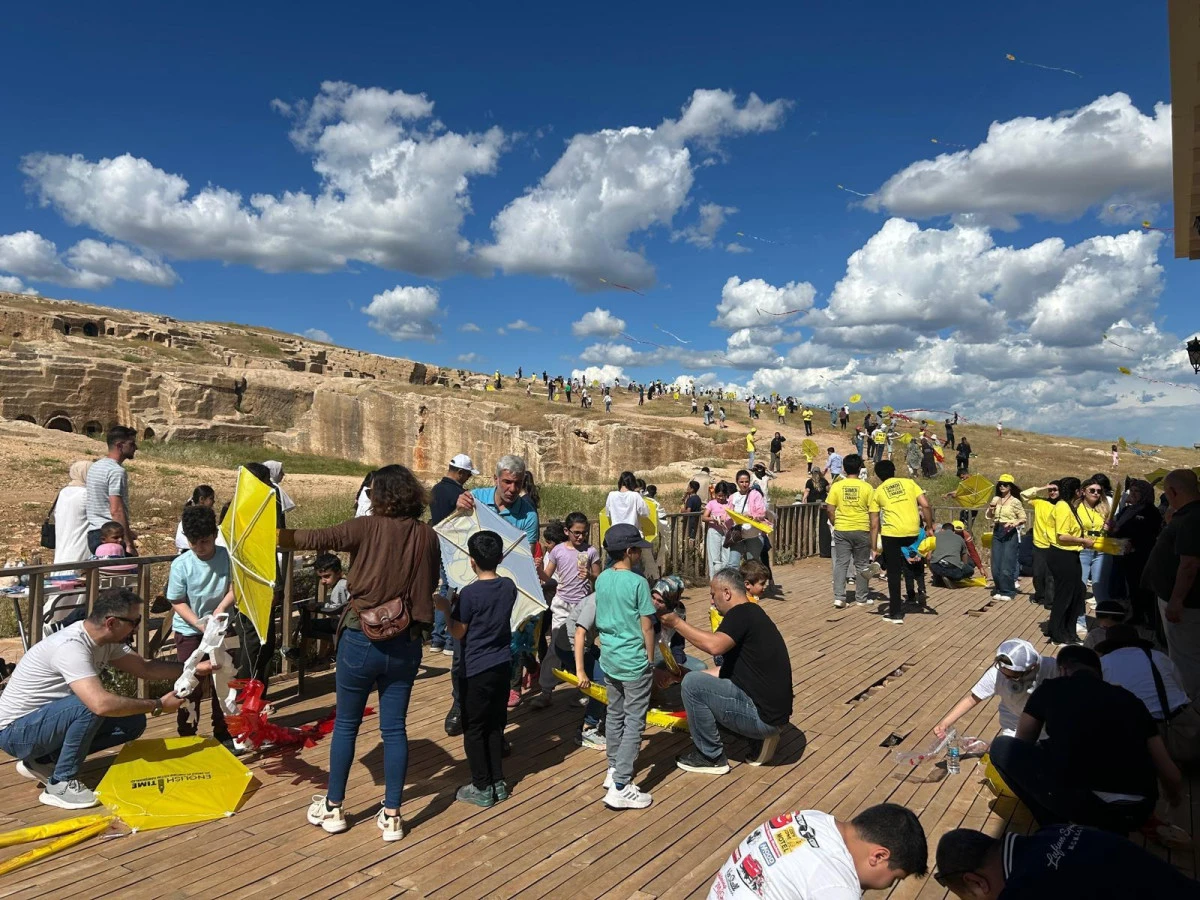  Mardin&rsquo;de G&ouml;ky&uuml;z&uuml; Renklerle Şenlendi: U&ccedil;urtma Festivali&rsquo;ne Yoğun İlgi