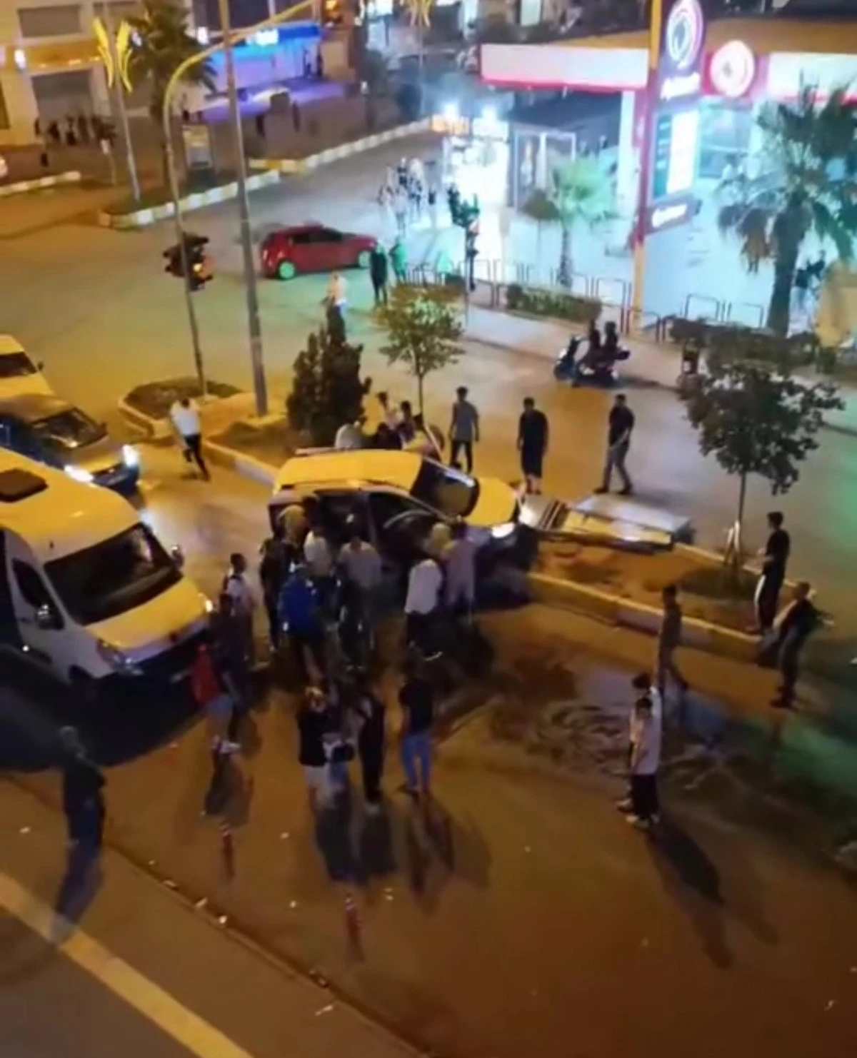 Mardin'de hafif ticari araç refüje çarparak durdu