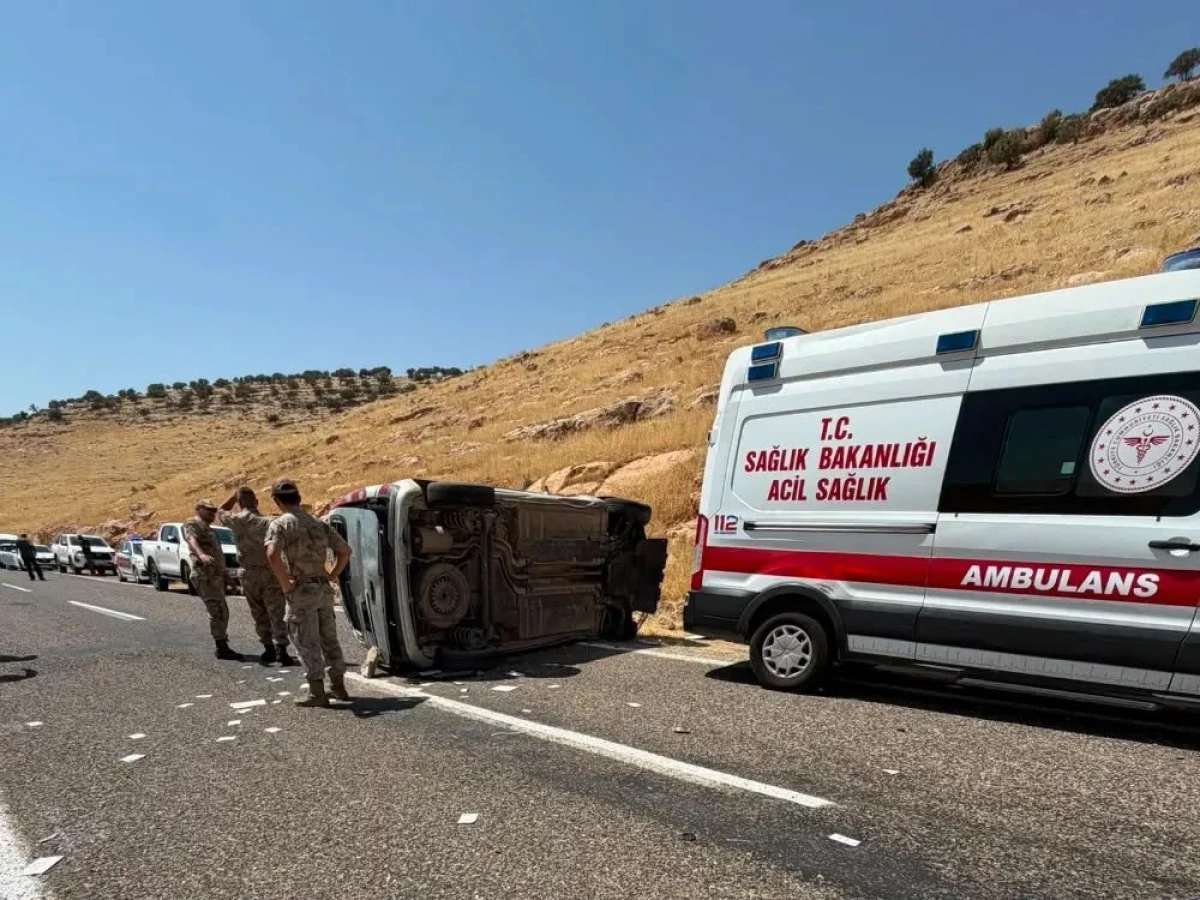 Mardin'de hafif ticari ara&ccedil; takla attı: 1 &ouml;l&uuml;, 1 yaralı