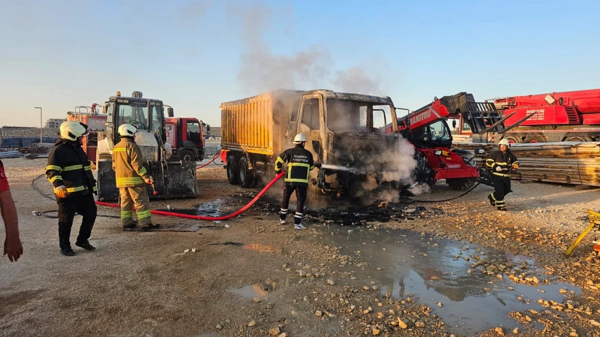 Mardin'de hafriyat kamyonu yangında kül oldu