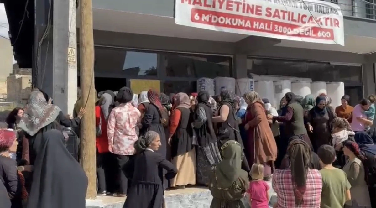 Mardin'de halı mağazasında indirim izdihama neden oldu
