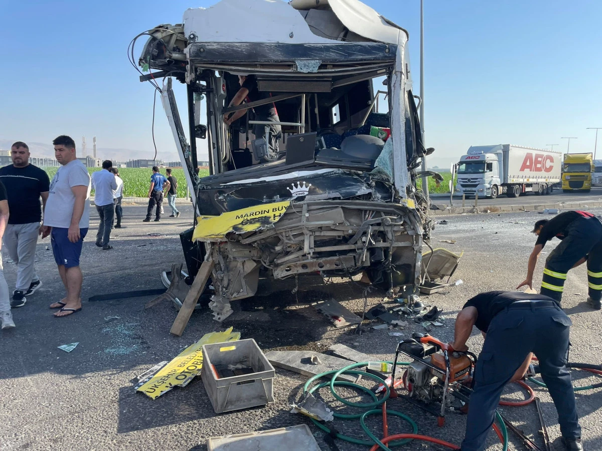 Mardin'de halk otobüsü ile tır çarpıştı: 11 yaralı