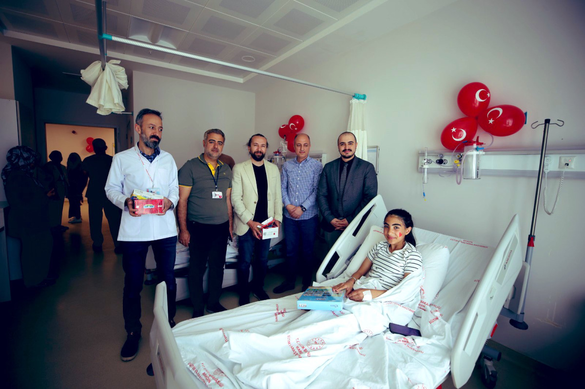 Mardin'de hastanede tedavi gören çocuklara 23 Nisan sürprizi