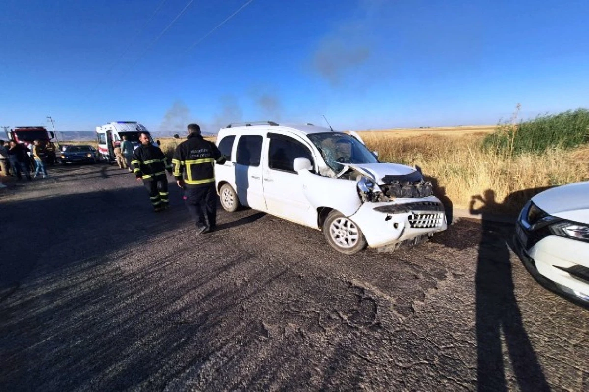 Mardin&rsquo;de iki hafif ticari ara&ccedil; &ccedil;arpıştı: 8 yaralı