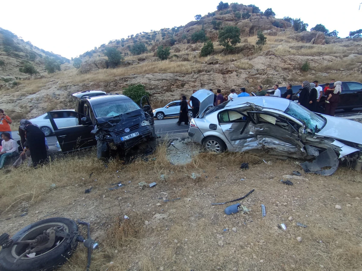 Mardin&rsquo;de iki otomobil &ccedil;arpıştı: 9 yaralı