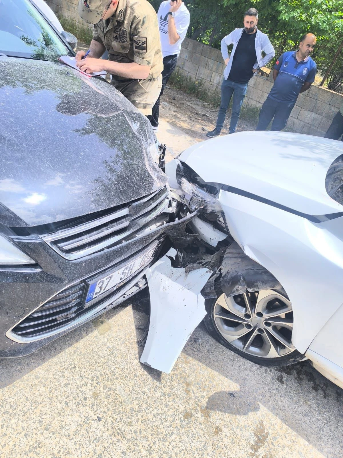 Mardin'de iki otomobilin &ccedil;arpıştığı kazada 2 kişi yaralandı