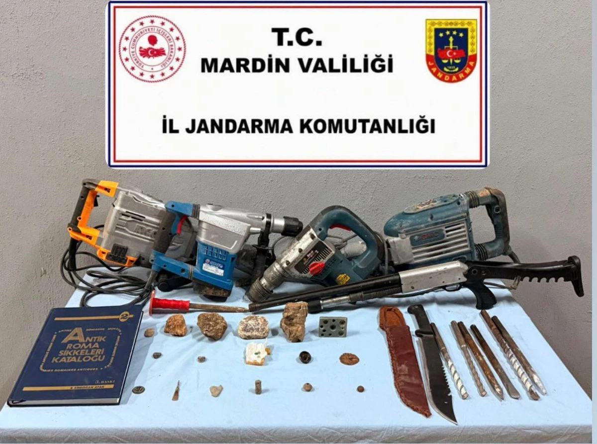 Mardin'de ka&ccedil;ak&ccedil;ılara operasyon: 1500 yıllık mozaik ele ge&ccedil;irildi