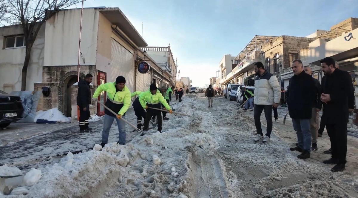 Mardin'de karla m&uuml;cadele &ccedil;alışmaları aralıksız s&uuml;r&uuml;yor