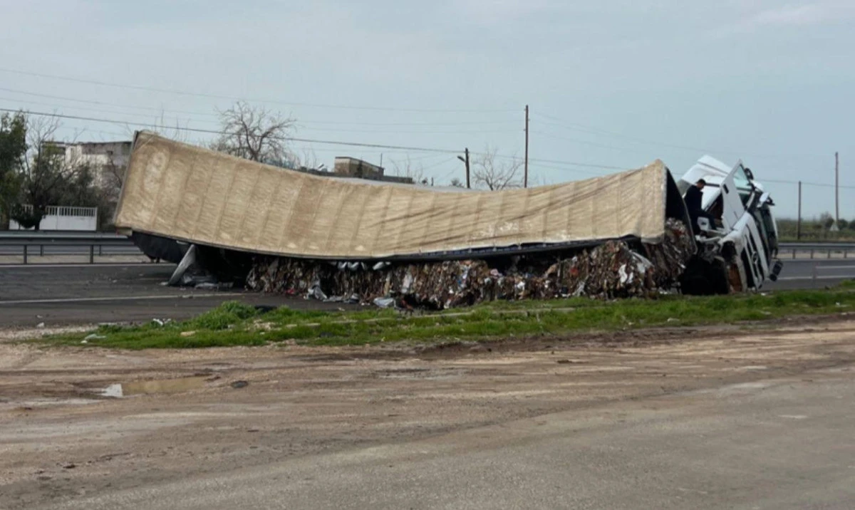 Mardin'de karton y&uuml;kl&uuml; tır devrildi