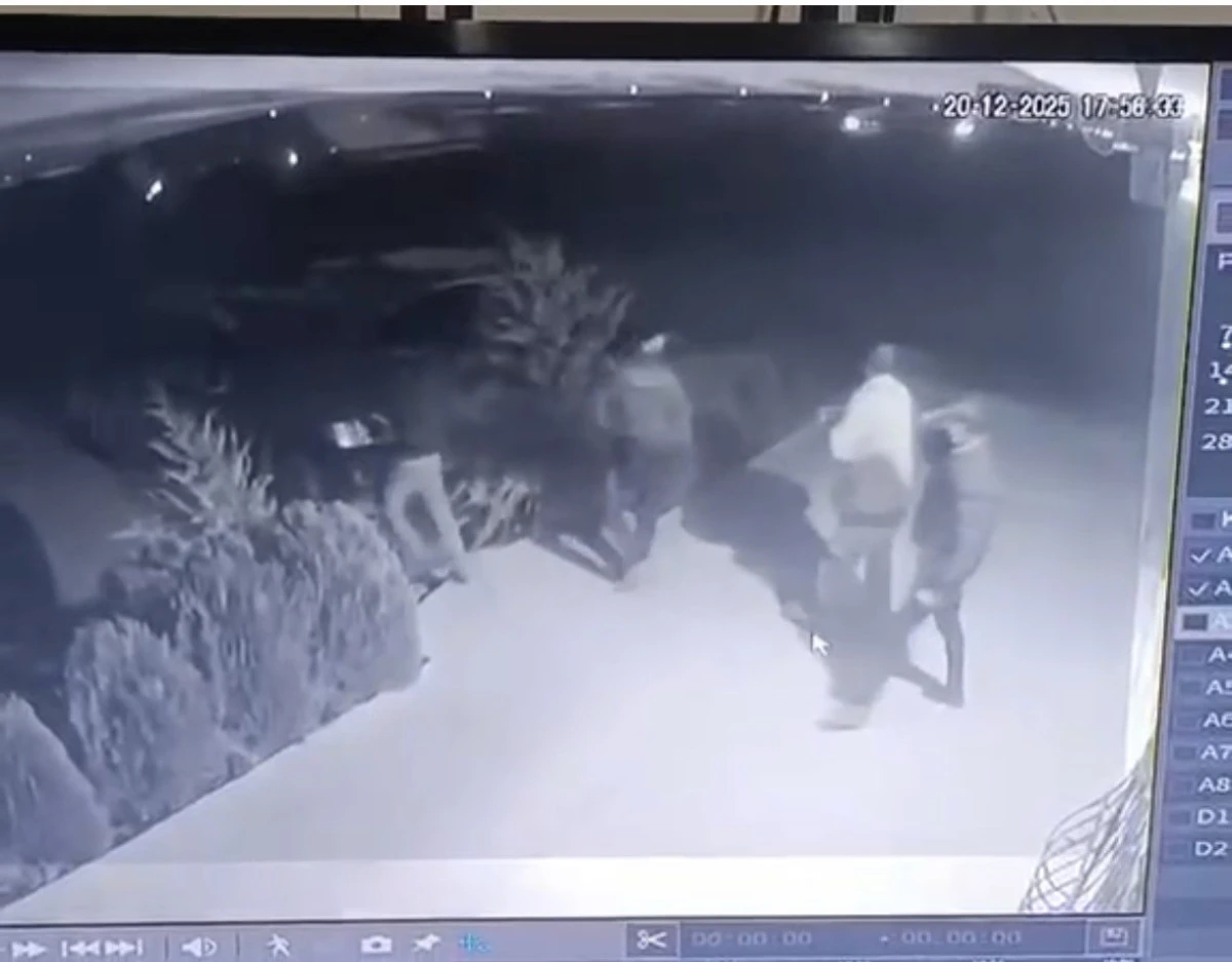 Mardin'de kontrolden &ccedil;ıkan tır bariyerlere &ccedil;arptı: Kaza anı kamerada