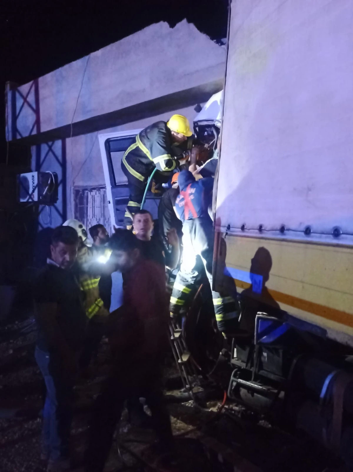 Mardin'de kontrolden çıkan tır eve daldı: 1 ağır yaralı